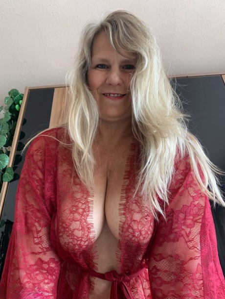 dirty british plumper stuffs veggies in her tight pussy erotic pics