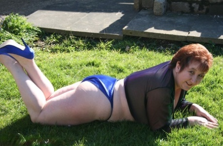 thick and bending overnude free picture