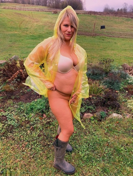 yvonne private pics big tits big boobs flashing bbw busty nice photo