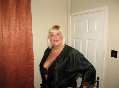 curvy voluptuous older women sucking sexy nude picture