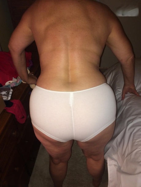 latina takes a bath for you showing her huge ass free sex photo