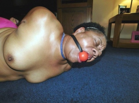 thick milf twerking sexy nude photos
