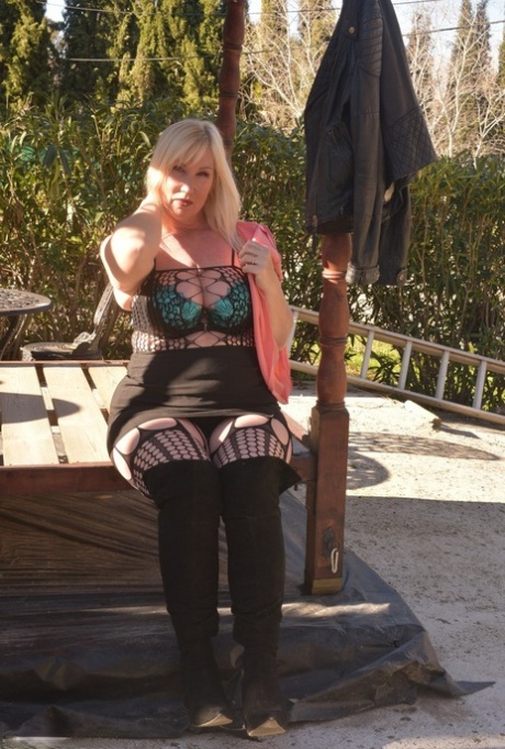 porn amelia curvy free image