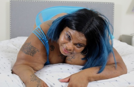 thick white girl taking bbc naked photos
