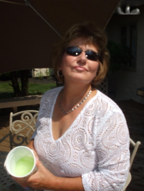 chubby milf dildos her pussy pretty pictures