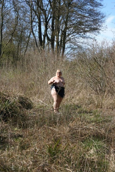 chubby female in glasses hot nude photos