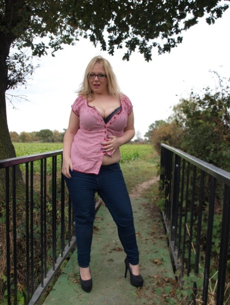 chubby german milf plays beautiful xxx images