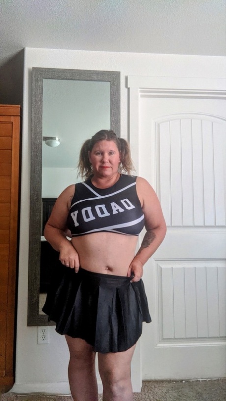 thick waitress pornographic image