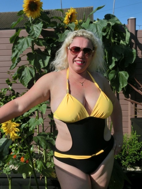 curvy cammer maria blows for free pizza pretty pic