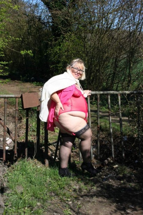 voluptuous japanese in nylons toys her sexually excited beaver top img