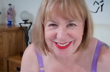 sexy pinup plumper klaudia kelly takes some bbc hd pictures