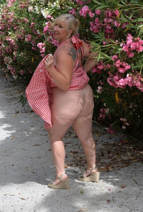 friend beautiful plump mother art naked pic