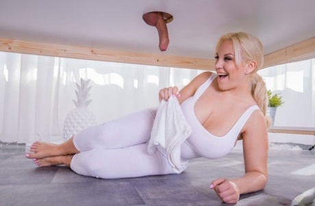 orgasm with huge dildo for bbw girl laura sexy naked picture