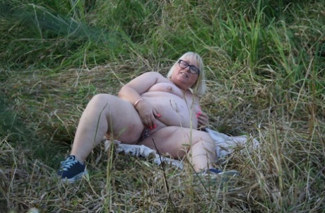 chubby mature wife pissing sexy nude photo