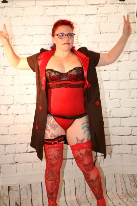 thick thighs jiggle nude image