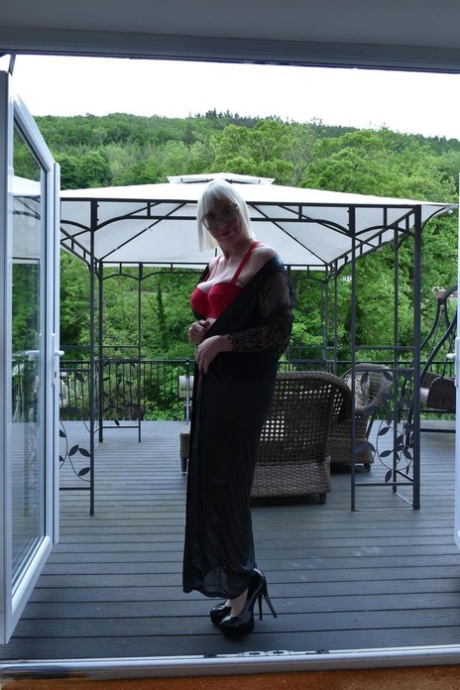 sex with cute curvy blonde features missionary fucking free naked picture