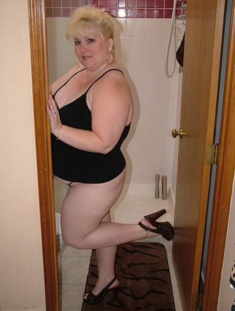 hidden cams plumper mature naked picture