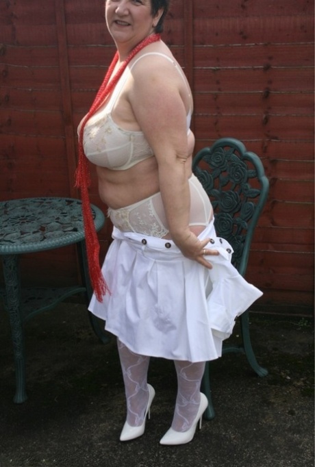 thick housewives hot pictures