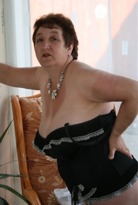 curvy mature huge tits hd images
