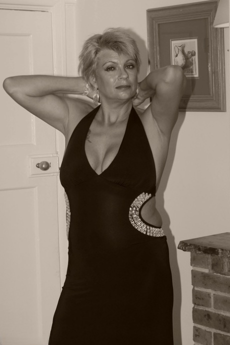 curvy brit naked picture