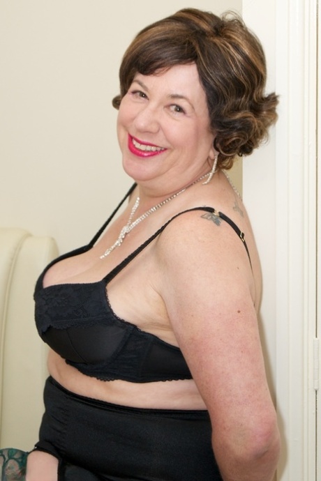 bbw sitting on lap top img