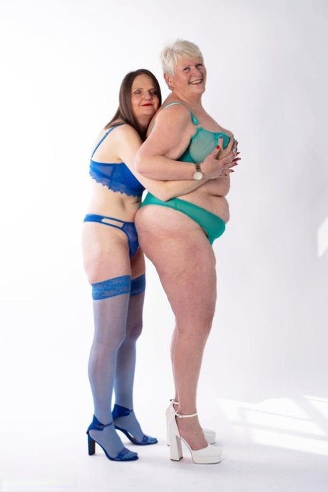 plumper temptress erin green masturbates adult gallery