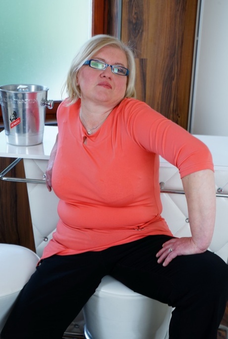 bbw on couch free nude picture