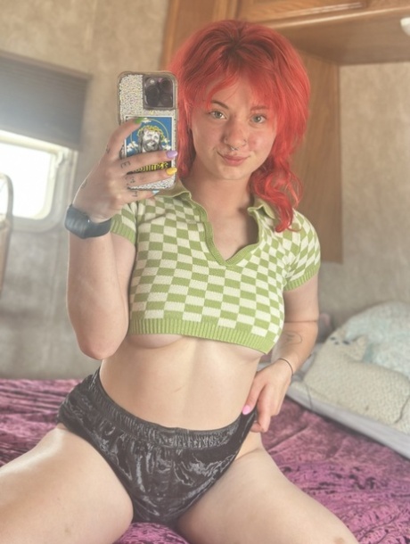 very good woman showing a big ass nude galleries