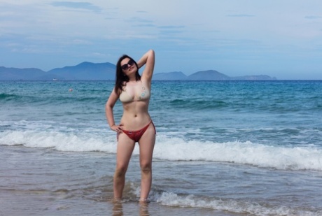 curvy goth gf naked pictures
