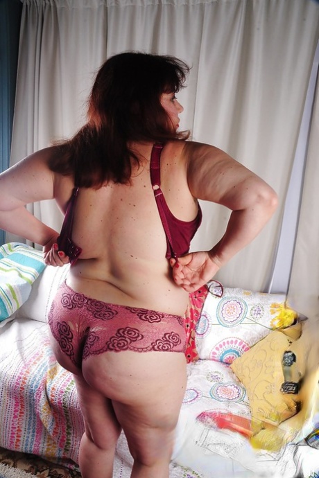 fat lesbians kiss hd picture
