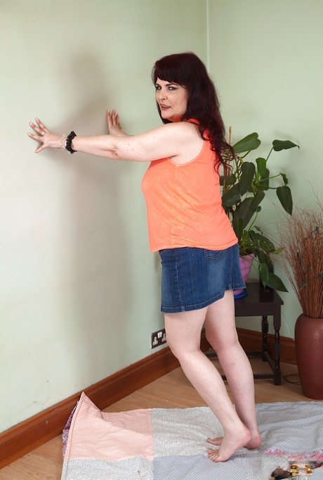 redhead housewife sinful skye is fucking her plump pussy free nude img