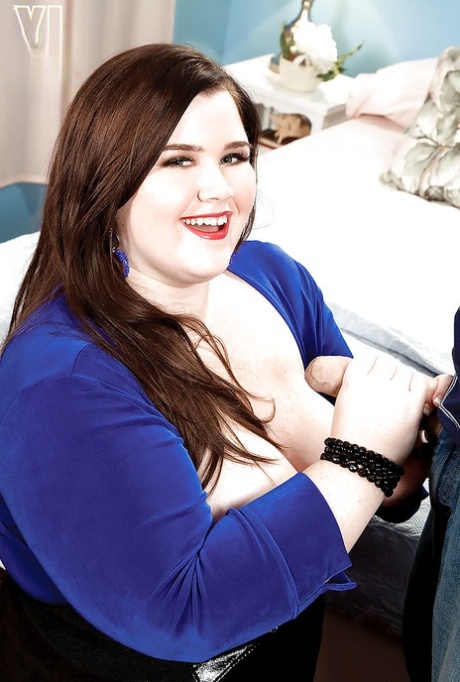 busty bbw amateur spreads her legs free sexy pictures