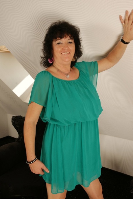 curvy mature spreading pussy wide beautiful xxx pic