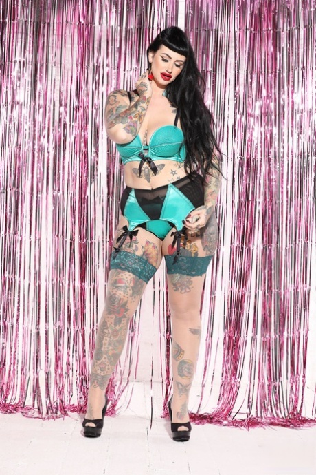 sexy curvy milf solo hd img