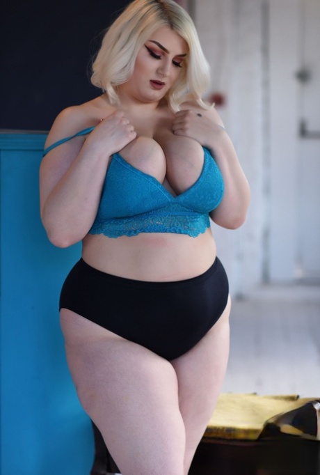 bbw lesbian seduce hot image