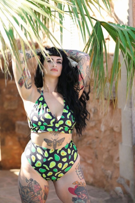 first timelesbian sex curvy beautiful pics
