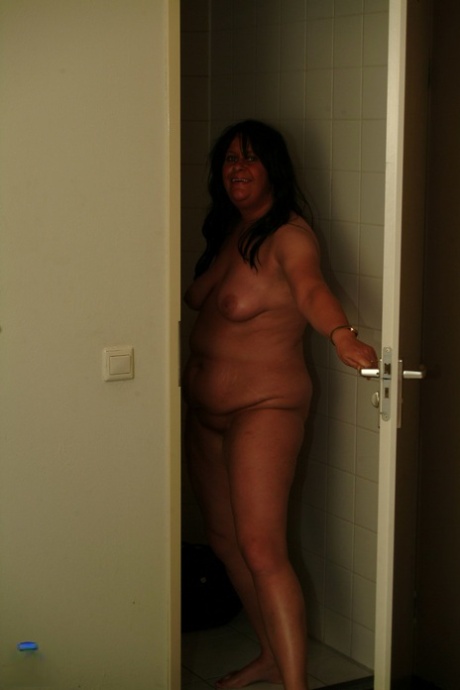 curvy lesbian kiss erotic img