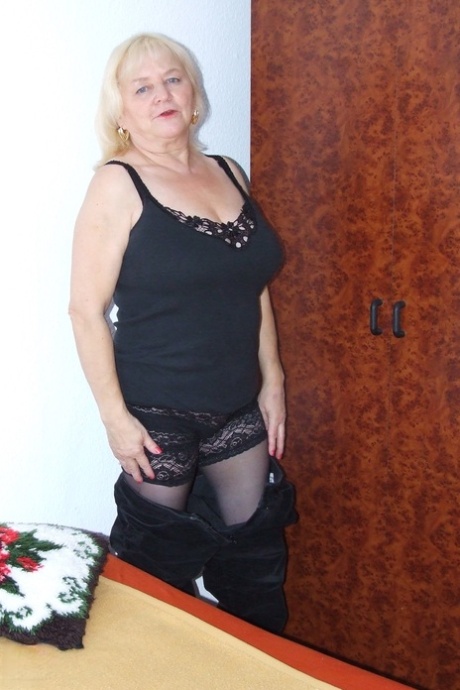 chubby riding dildo on chaturbate free naked images