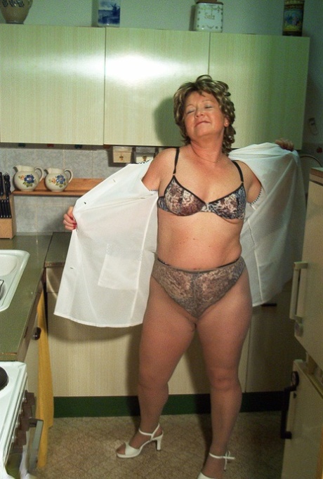 bbw lingerie tease nude pic