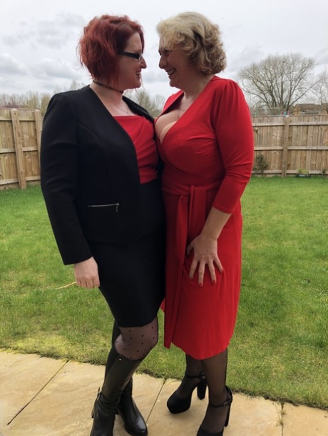 chubby women spreading porno gallery