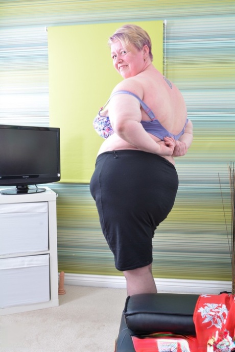 lesbo big ass fingered free naked photos