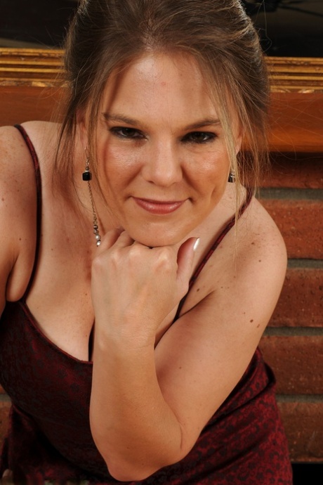 curvy lady lindsay love with adorable blonde hair exposes nudes pic
