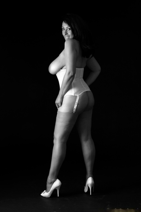 thick abuela art naked picture