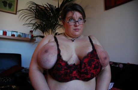 thick girls kissing hot galleries