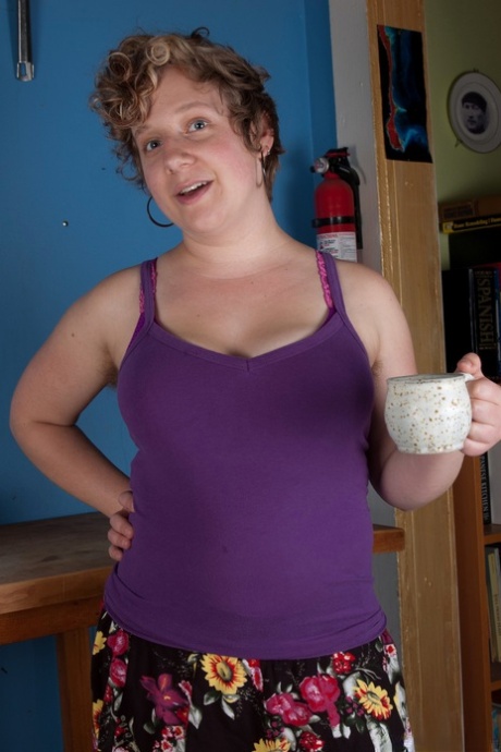 thick blonde bitch free image