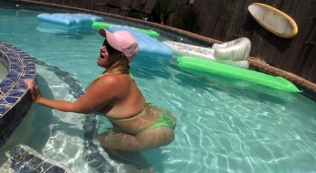 big booty bikini babe porno archive