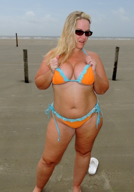 toy almost disappears in bbw pussy art nude pic