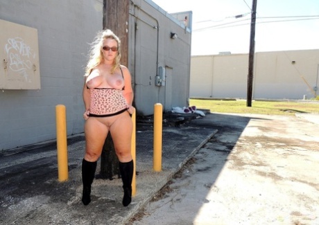 really big booty teen naked images