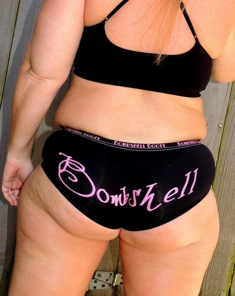 thick girl throwing back beautiful photos
