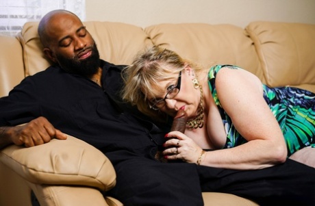dateslam pickup sex with chubby cheek blonde naked photo